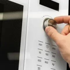 Jak włączyć rozmrażanie w mikrofali: 5 prostych kroków
