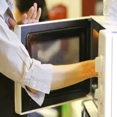Bezpieczne gotowanie wody w mikrofali: unikaj niebezpiecznych błędów