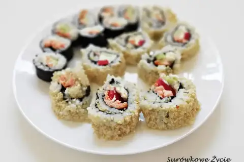 Talerz pełen pysznych roladek california sushi, posypanych sezamem. Idealne na lekki posiłek.
