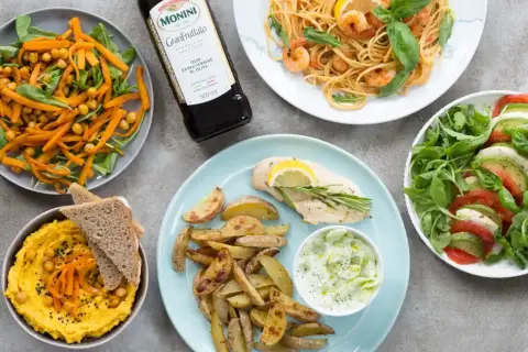 Kolorowe dania: makaron z krewetkami, sałatka caprese, kurczak z ziemniakami i hummus. Idealne na dietę 2000 kcal.