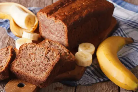 Pyszne ciasto z płatków owsianych i bananów, z dodatkiem kakao. Idealne na deser lub śniadanie.