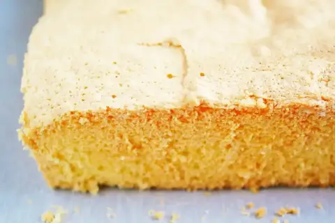 Puszysty biszkopt z 5 jaj na blachę, idealny do tortów i deserów. Prosty przepis na pyszne ciasto.