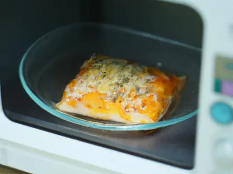 Jak podgrzać pizzę w mikrofali bez rozmoknięcia? Sprawdzone sposoby