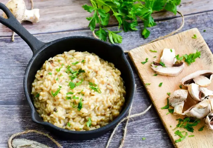 Szybkie risotto z warzywami, kremowe i aromatyczne, z pieczarkami i natką pietruszki. Idealne na szybki obiad.