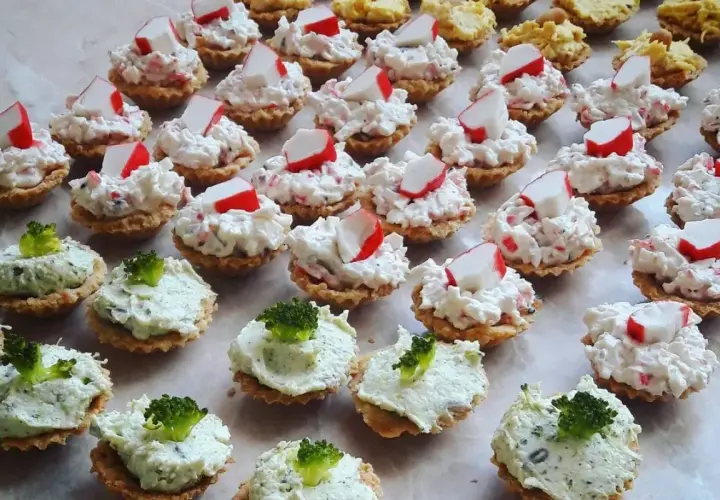 Pyszne babeczki na słono z farszem z paluszków krabowych i brokułami. Idealne na imprezę!