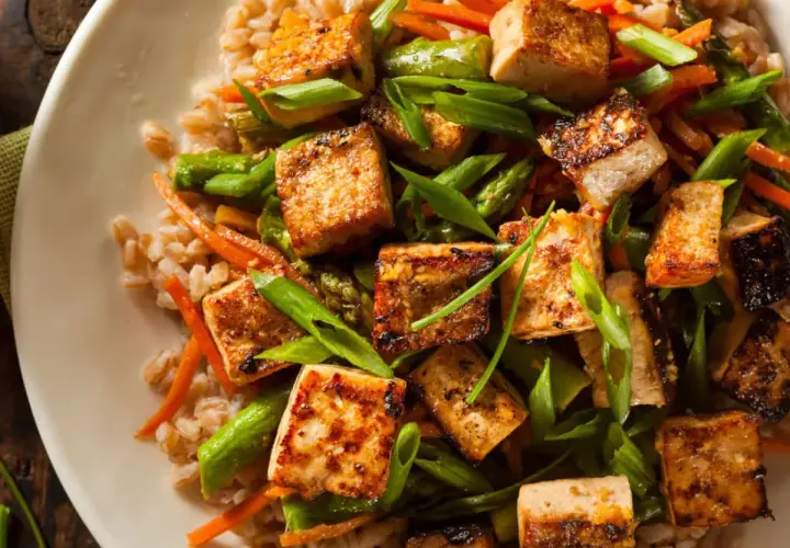 Smażone kostki tofu z warzywami i kaszą. Inspiracja na zdrowe tofu przepisy.