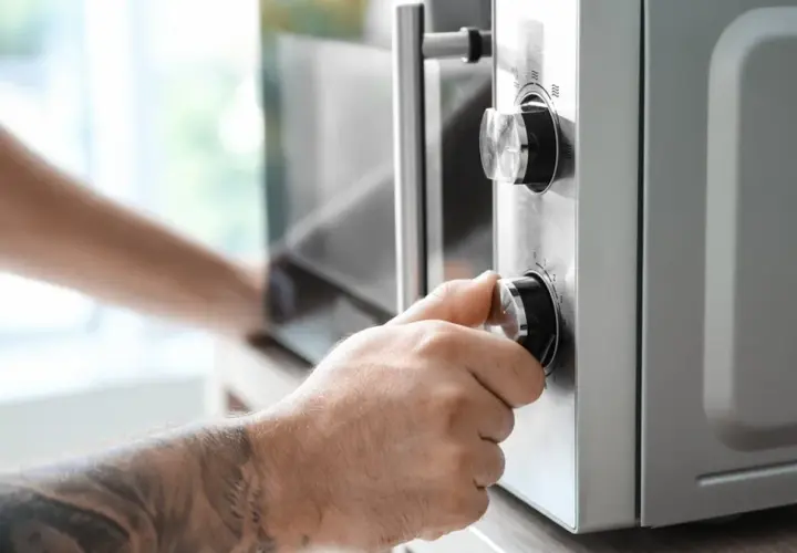 Czego nie podgrzewać w mikrofali: 10 produktów i alternatywy