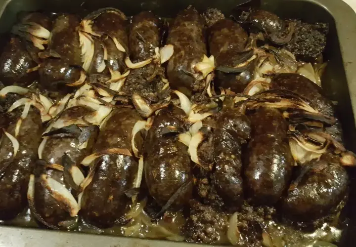 Pyszna kaszanka z piekarnika, pieczona z cebulką. Aromatyczna i soczysta, idealna na obiad.