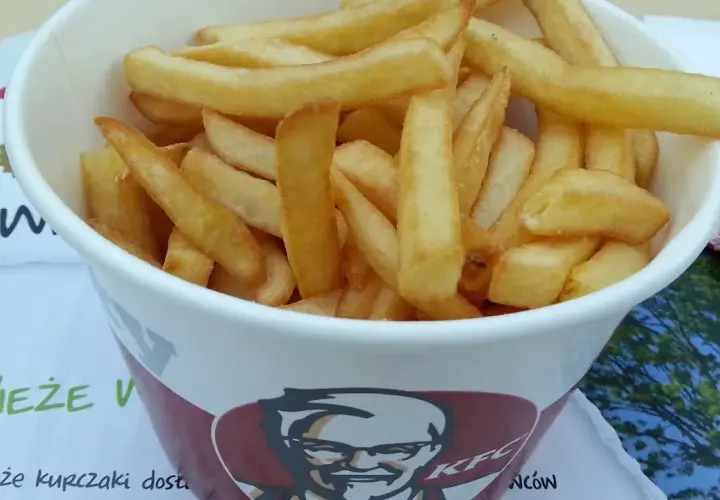 Ile kosztuje kubełek frytek w KFC? Zaskakujące ceny i porady