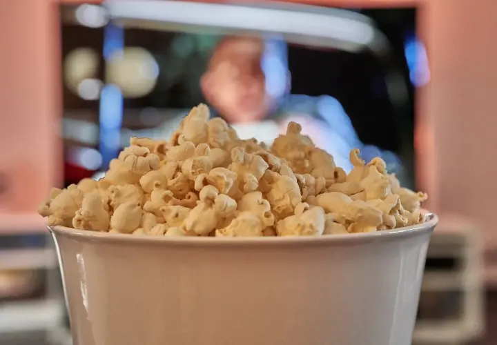 Domowy popcorn z garnka w mikrofalówce. Prosty przepis bez spalenia
