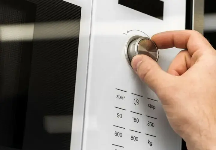 Jak ustawić temperaturę w mikrofali, by uniknąć przypalenia potraw?