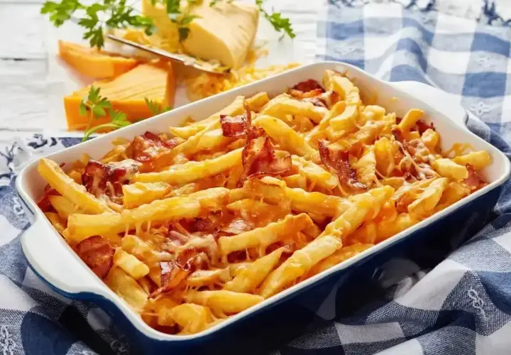 Zapiekane frytki z serem i chrupiącym boczkiem, idealne na szybką przekąskę.