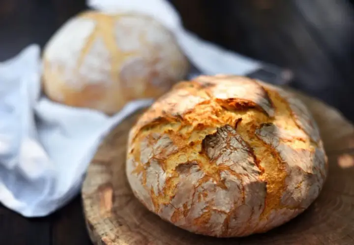Jak odświeżyć pieczywo w mikrofali bez wysuszenia? Sprytne triki dla idealnego smaku