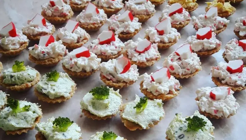 Pyszne babeczki na słono z farszem z paluszków krabowych i brokułami. Idealne na imprezę!