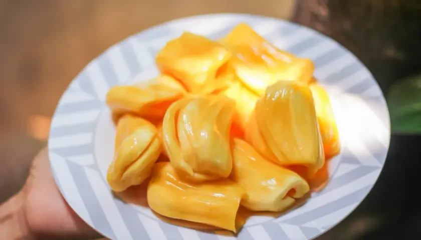 Kawałki jackfruit, czyli owocu chlebowca, na talerzu. Słodki i soczysty, idealny na przekąskę.