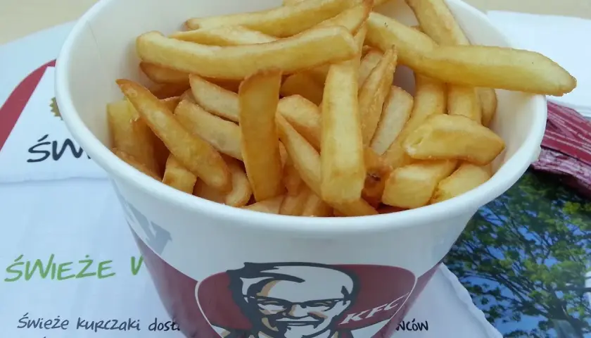Ile kosztuje kubełek frytek w KFC? Zaskakujące ceny i porady