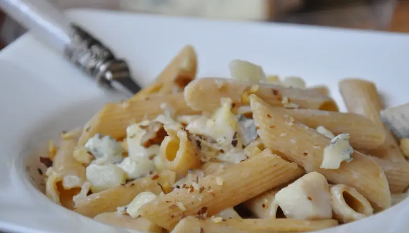 Prosty przepis na penne z gruszką i gorgonzolą – danie, które zachwyci każdego