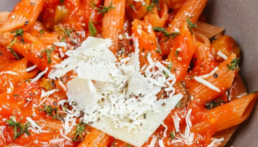 Penne z sosem pomidorowym, oliwkami i parmezanem. Idealny obiad na szybko, gdy brakuje czasu na gotowanie.