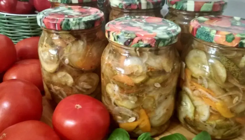 Słoiki z ogórkami w zalewie gyros, obok pomidory i papryka.