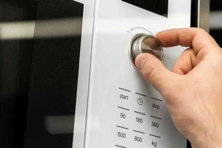 Jak włączyć rozmrażanie w mikrofali: 5 prostych kroków