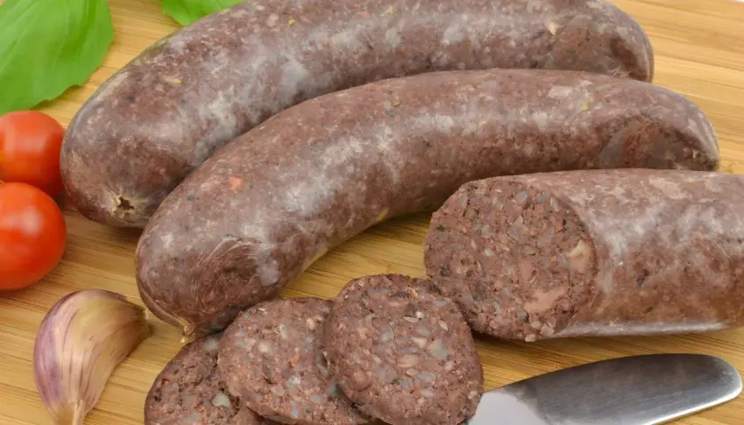 Z czym jeść kaszankę? Odkryj pyszne dodatki do tej potrawy