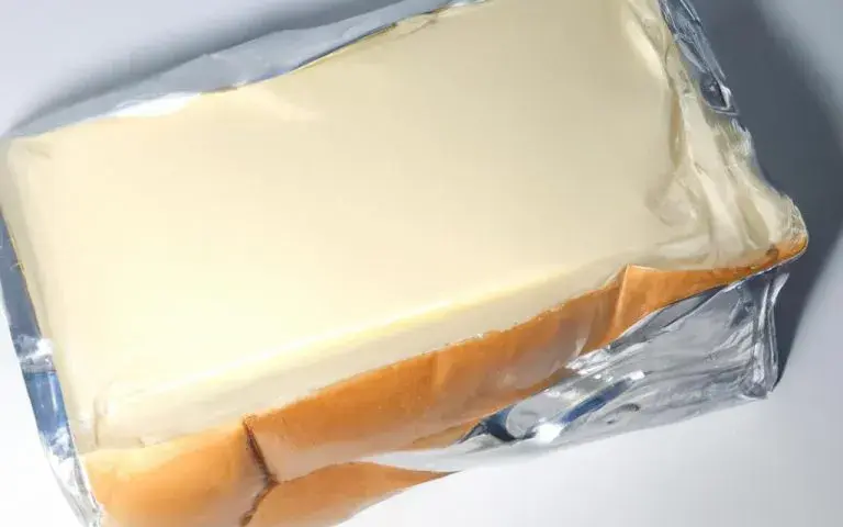 Jak rozmrozić chleb w mikrofali bez zmiażdżenia i wysuszenia