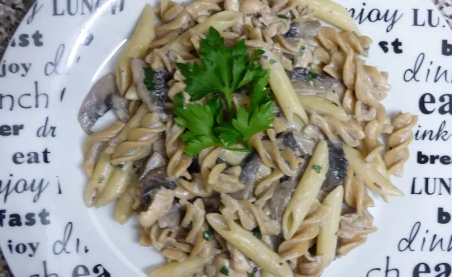Pyszny makaron penne z kurczakiem i pieczarkami w sosie śmietanowym