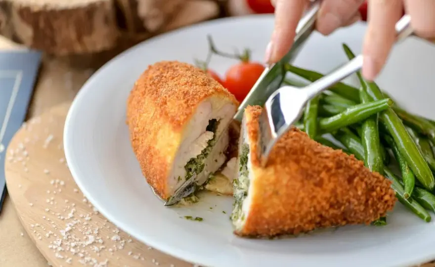 Kotlet de volaille - Jak go zrobić, żeby masło nie wypłynęło?