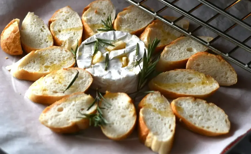 Pieczony camembert - Jak zrobić idealny, kremowy ser?