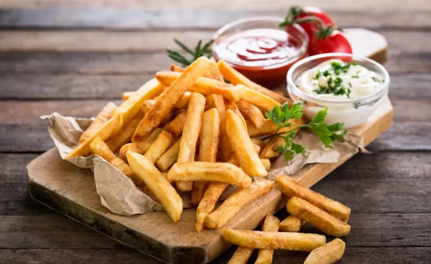 Co pasuje do frytek? Odkryj najlepsze dodatki i sosy do frytek