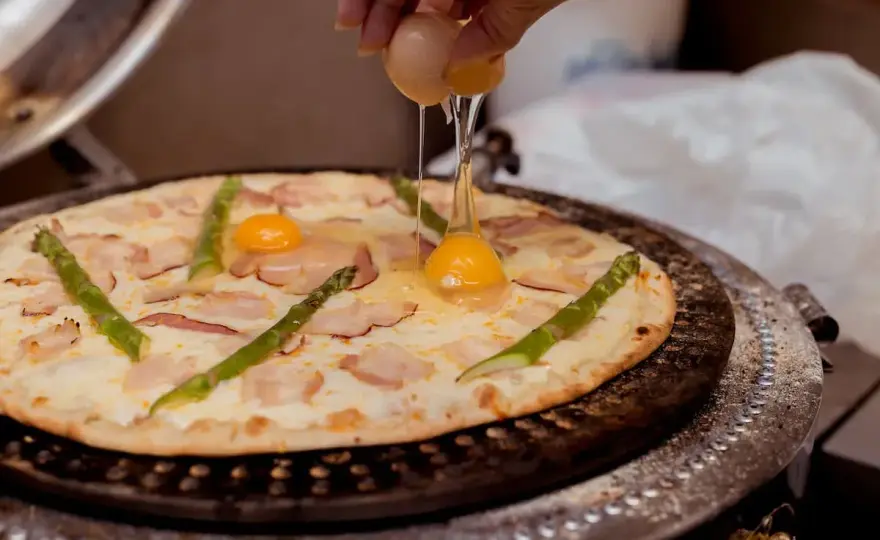 Pizza z jajkiem - Jak uzyskać płynne żółtko i chrupiące ciasto?
