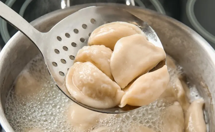 Pierogi z twarogiem - przepis babci. Miękkie ciasto, idealny farsz!