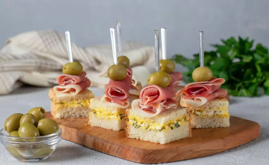 Dobre tanie przekąski na imprezę - Jak zaplanować menu i budżet?