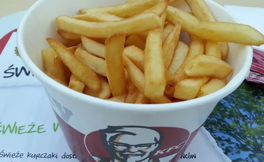 Ile kosztuje kubełek frytek w KFC? Zaskakujące ceny i porady
