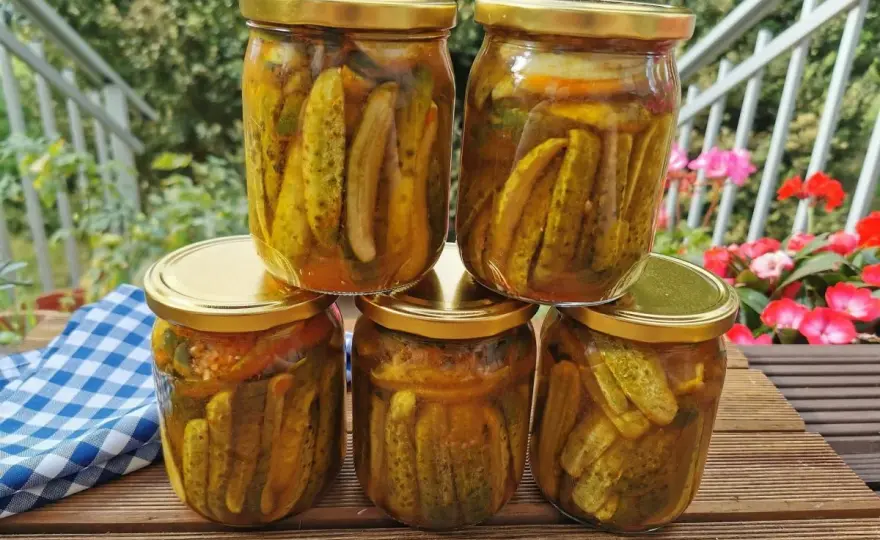 Ogórki krokodylki z chili i czosnkiem - przepis na chrupkość
