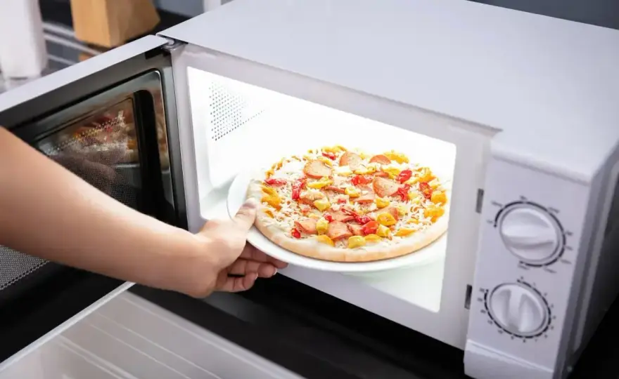 Czy mrożoną pizzę można zrobić w mikrofali? Sprawdź skuteczne metody
