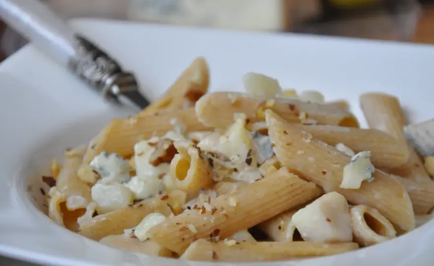 Prosty przepis na penne z gruszką i gorgonzolą – danie, które zachwyci każdego
