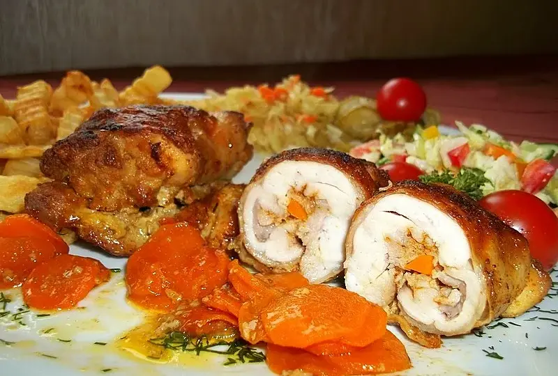 Co zrobić z ugotowanych udek kurczaka? 10 pysznych pomysłów na dania