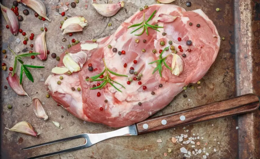 Peklowanie mięsa - Tajemnice idealnych wędlin. Sprawdź!