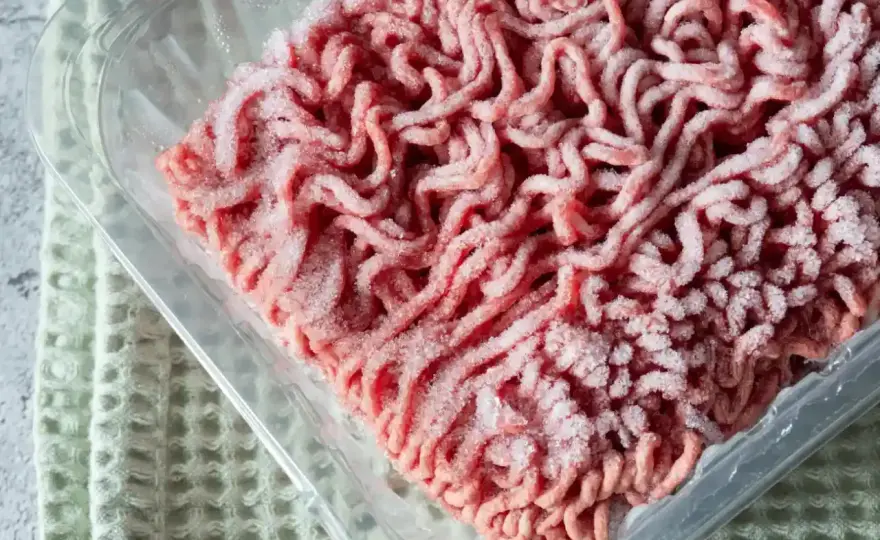 Bezpieczne rozmrażanie mięsa w mikrofali bez ryzyka zagrożeń zdrowotnych