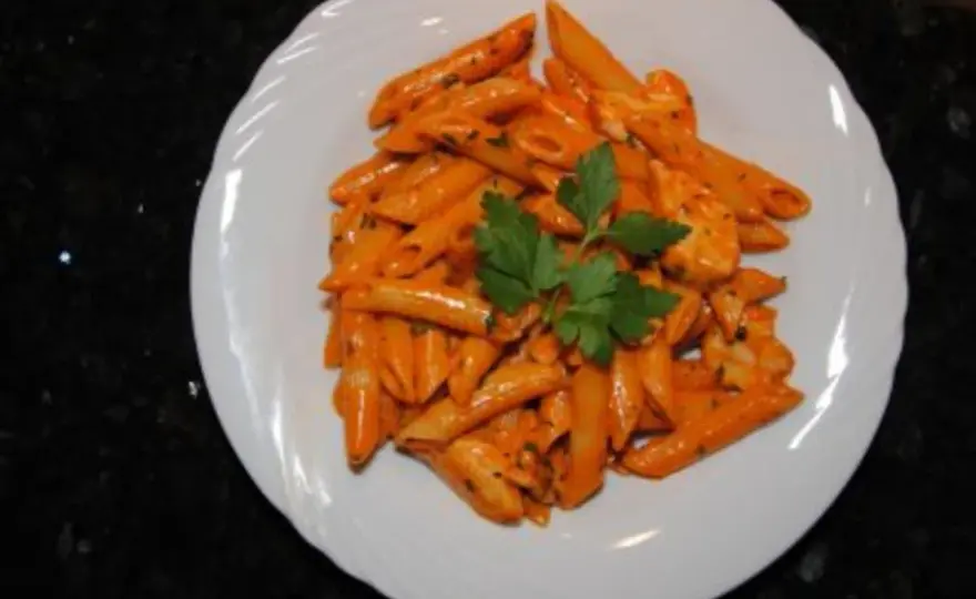 Prosty przepis na penne pollo – makaron z kurczakiem, który zachwyci każdego