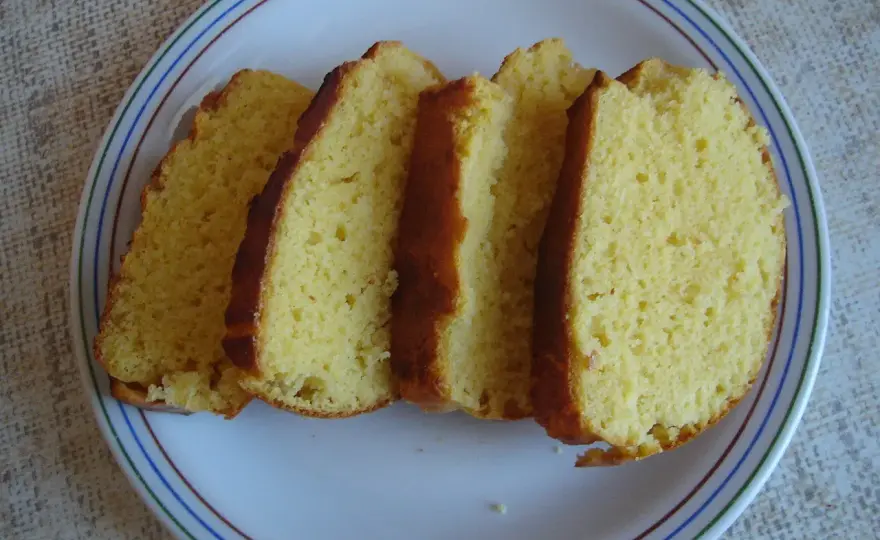 Jak upiec domowy chleb bezglutenowy, by się nie kruszył?