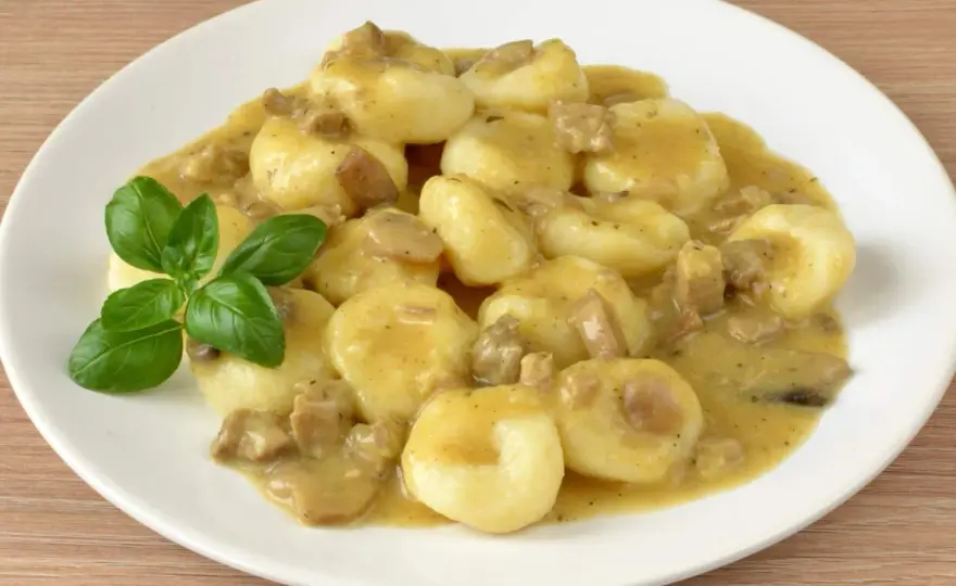 Kluski śląskie z sosem - przepis na idealne danie!
