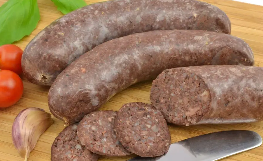 Z czym jeść kaszankę? Odkryj pyszne dodatki do tej potrawy