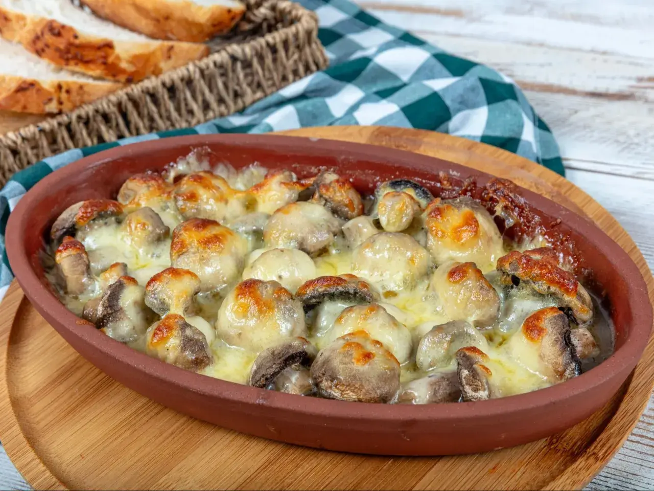 Pyszne pieczarki z piekarnika, zapieczone pod ciągnącym się serem, kuszą aromatem. Idealne na przekąskę lub dodatek do obiadu.