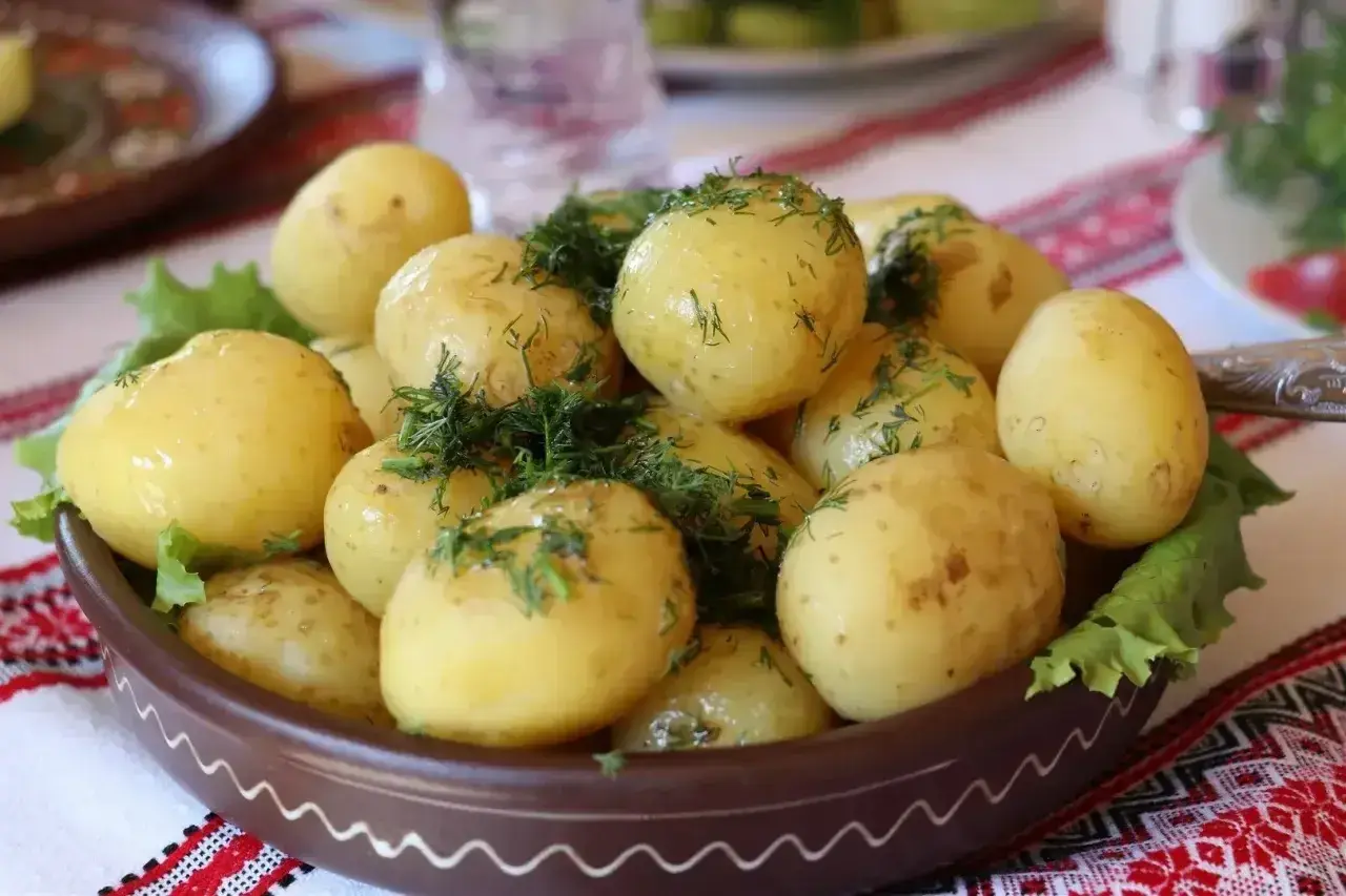 Gotujesz obiad? Oto 50 pomysłów na obiad, zaczynając od tych pysznych, młodych ziemniaczków z koperkiem.