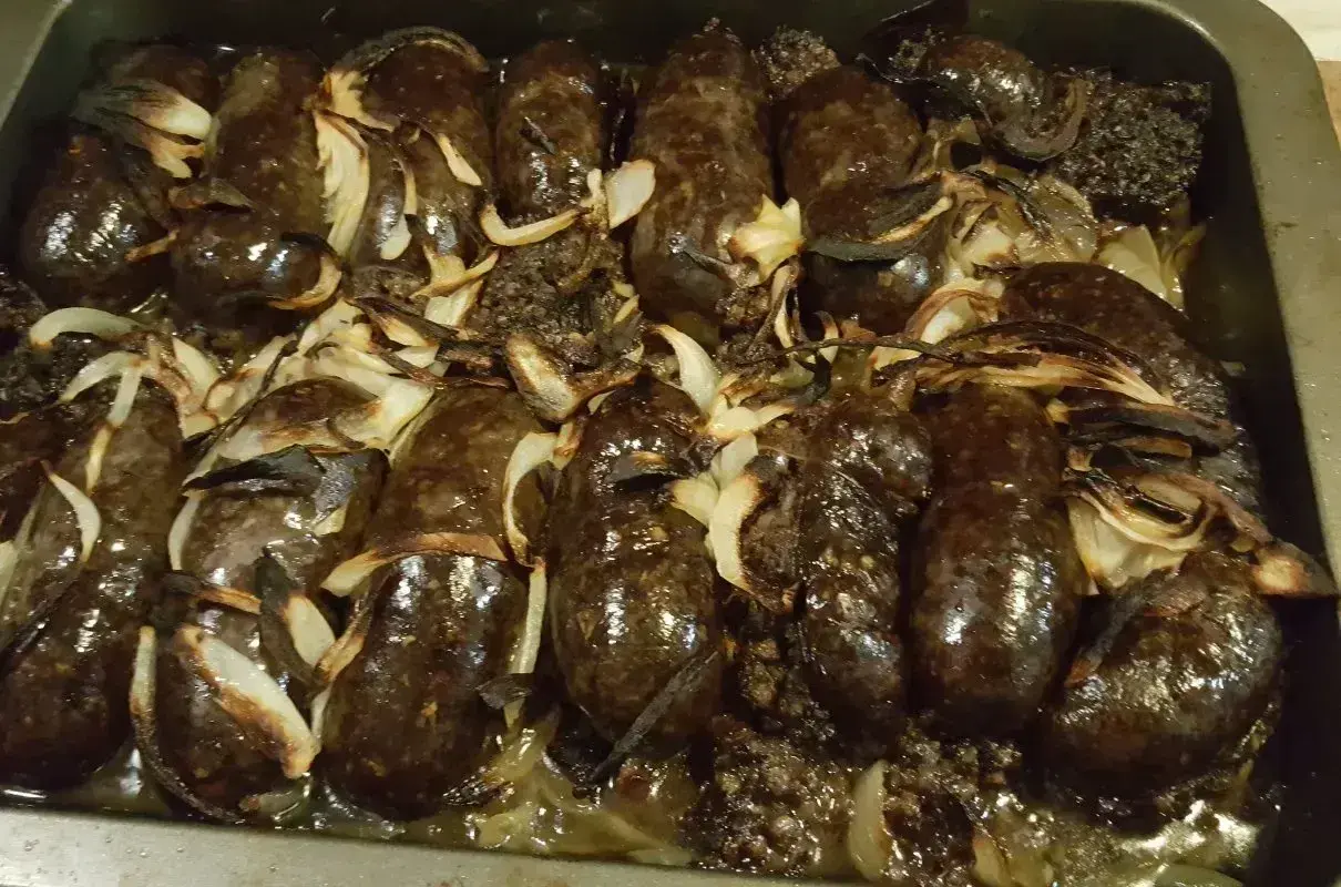 Pyszna kaszanka z piekarnika, pieczona z cebulką. Aromatyczna i soczysta, idealna na obiad.