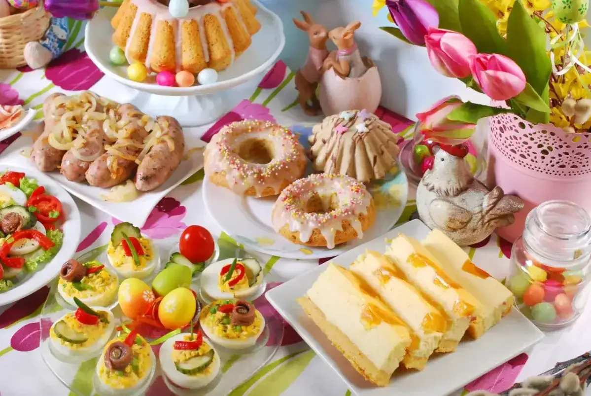 Wielkanocne potrawy: babka, kiełbaski, jajka faszerowane, sernik i słodkości. Lista dań na świąteczny stół.