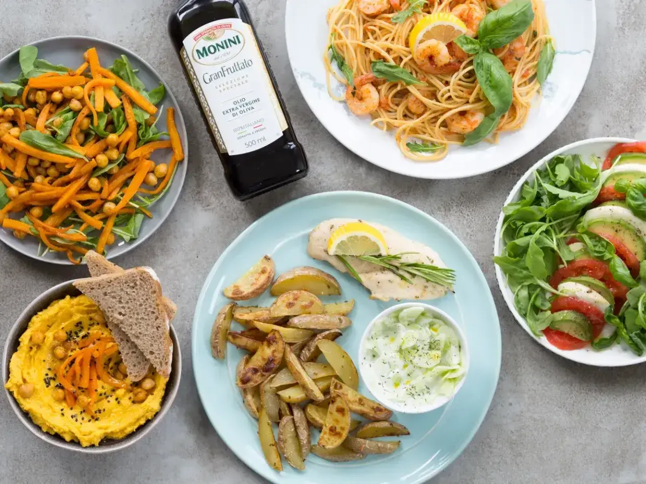 Kolorowe dania: makaron z krewetkami, sałatka caprese, kurczak z ziemniakami i hummus. Idealne na dietę 2000 kcal.