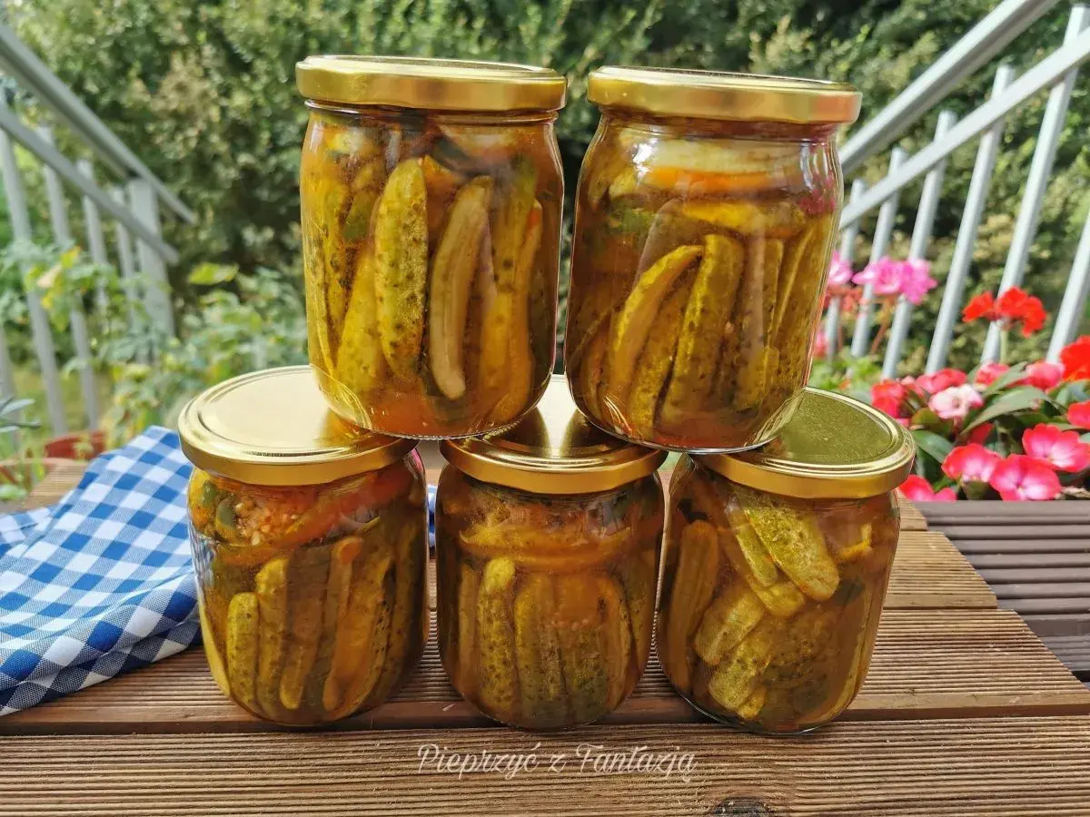Słoiki z ogórkami krokodylkami z chili i czosnkiem, gotowe na zimę.